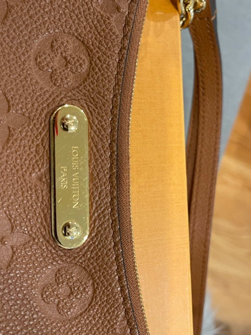 Louis Vuitton Pochette Liv in Cognac - Like New - Picture 6 of 8